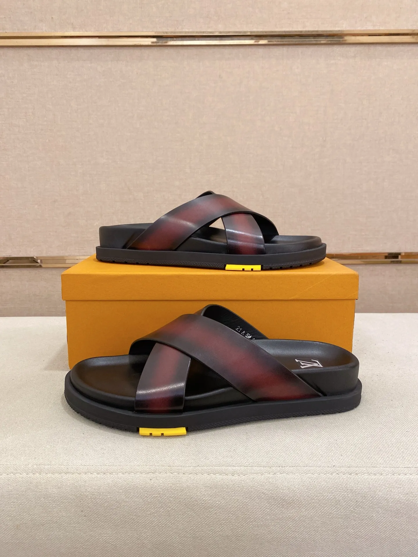 Factory price: 420💰Made by LV🔍Top purchasing agent. Men's spring and summer slippers are available at the same counter. The uppers are made of cowhide imported from Italy. High-quality craftsmanship, soles: original soles specially provided by the original factory, exclusive movable molded soles are super comfortable, original factory follow-up goods, 🔍🔍high quality, can be entered and exited the counter at will, welcome to compare, code number 38-44. Can be customized45
